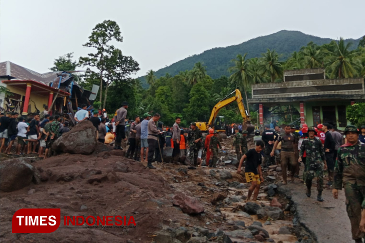 Tim Gabungan saat melakukan evakuasi korban yang melanda masyarakat Kelurahan Rua Kota Ternate, Maluku Utara. (FOTO: Fikri for TIMES Indonesia)