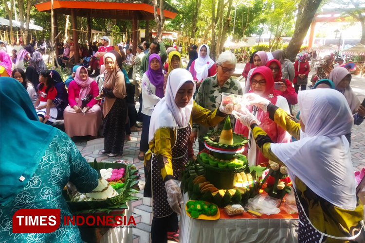 Ramaikan Pasar Jadoel Ngegong Kota Madiun, Ibu-Ibu PKK Adu Kreasi Tumpeng Jajan Pasar