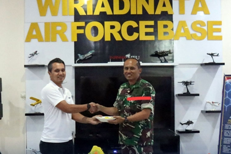 Pebalap Legendaris Rifat Sungkar Apresiasi Danlanud Wiriadinata