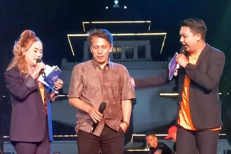 R. Atik Suwardi Kadarman (tengah) saat memaparkan tema lagu Smilling West Java pada West Java Festival 2024 di Gedung Sate Bandung, Sabtu (24/8/2024) malam. (FOTO: Dok. Atik Suwardi for TIMES Indonesia)