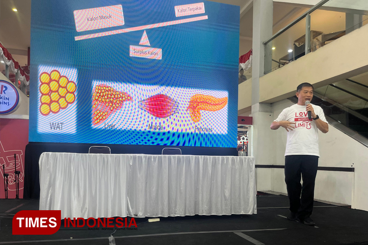 dr. Leonard Uisetiawan, MPH, mengisi Seminar ‘Apakah Diabetes Bisa Disembuhkan?’ dalam rangkaian kegiatan acara Gebyar Pola Hidup Alami, di Malang City Point, Minggu (25/8/2024). (FOTO: Nadya Shafira Putri/TIMES Indonesia)