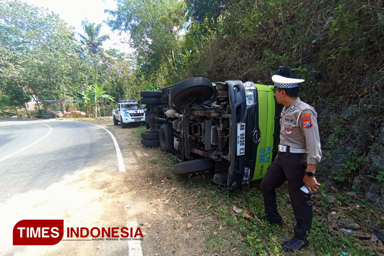 Truk Hino Terguling di Pringkuku, Polres Pacitan: Sopir Selamat Tanpa Luka