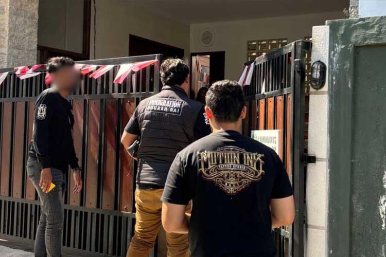 Petugas Imigrasi Ngurah Rai saat melakukan pengecekan villa hanya diduga dialihfungsikan sebagai sekolah oleh 3 WNA. (Foto: Humas Imigrasi Ngurah Rai for TIMES Indonesia)