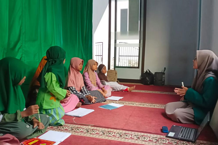 Mahasiswa KSM-E Unisma Malang menerapkan sistem pembelajaran belajar tajwid dasar dengan metode qiraati di TPQ Al-Hikmah.