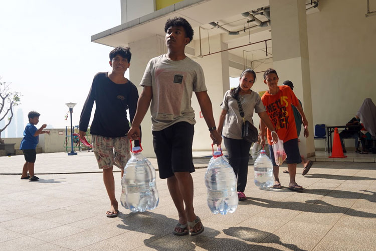 Le Minerale memberikan bantuan sebanyak 2.600 galon air Le Minerale untuk korban kebakaran di Manggarai (Foto: Istimewa)