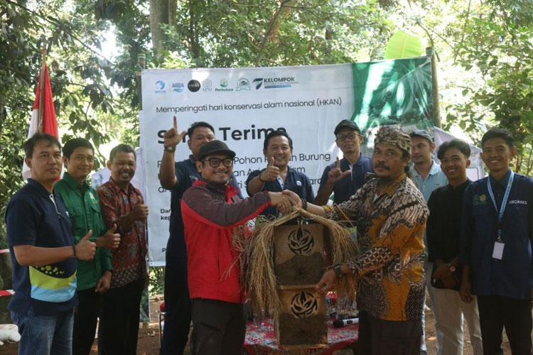 PT.Tirta Investama Plant Pandaan menyerahkan ribuan bibit pohon dan rumah burung ramah lingkungan. (Foto: dok Aqua)