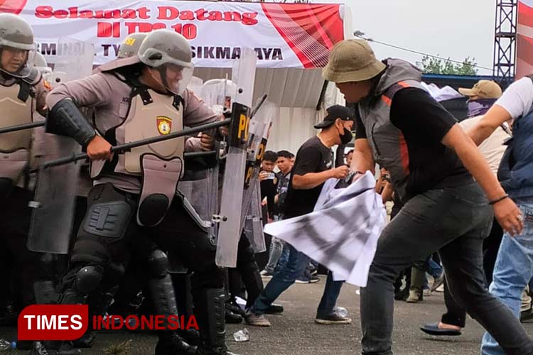Sejumlah personel kepolisian terlibat benteok dengan masa aksi pada Simulasi Sispam Kota di Kawasan Komplek Terminal Type A Indihiang, Kota Tasikmalaya, Senin (26/8/2024) (FOTO: Harniwan Obech/TIMES Indonesia)