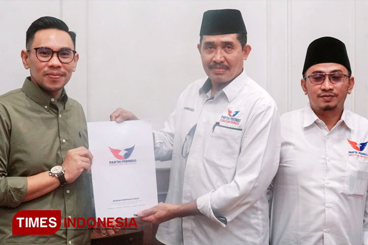 Suasana penyerahan formulir dukungan B.1-KWK dari Partai Perindo kepada calon Bupati Lombok Barat Nauvar Furqani Farinduan. (FOTO: Perindo Lombok Barat for TIMES Indonesia)