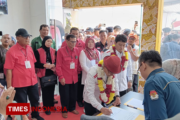 Calon Bupati dan Wakil Bupati Majalengka, Karna Sobahi-Koko Suyoko saat mendaftar di KPU Majalengka. (FOTO: Jaja Sumarja/TIMES Indonesia)