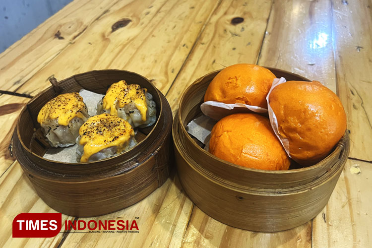 Dimsum Mentai dan Bakpao Telur Asin ala Restoran Xia Dimsum cabang Sigura-Gura no. 32A, kota Malang. (FOTO: Nadya Shafira Putri/TIMES Indonesia)