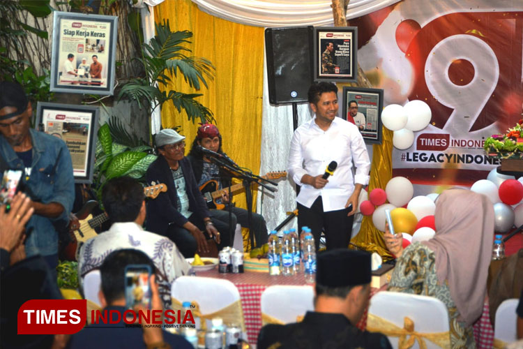 Emil-Dardak-menyumbangkan-suara.jpg