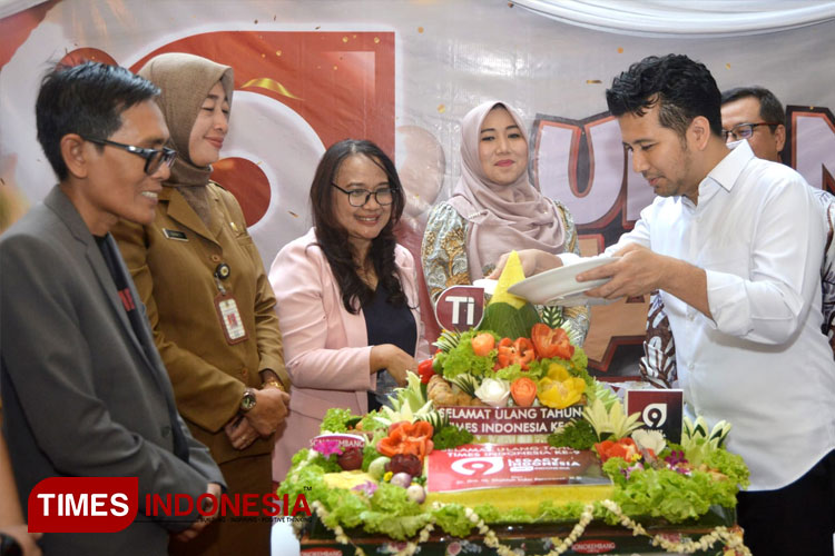 Emil Dardak melakukan prosesi pemotongan tumpeng saat acara HUT ke-9 TIMES Indonesia di Kantor Biro Surabaya Raya, Senin (26/8/2024). (FOTO: Dok.TIMES Indonesia)