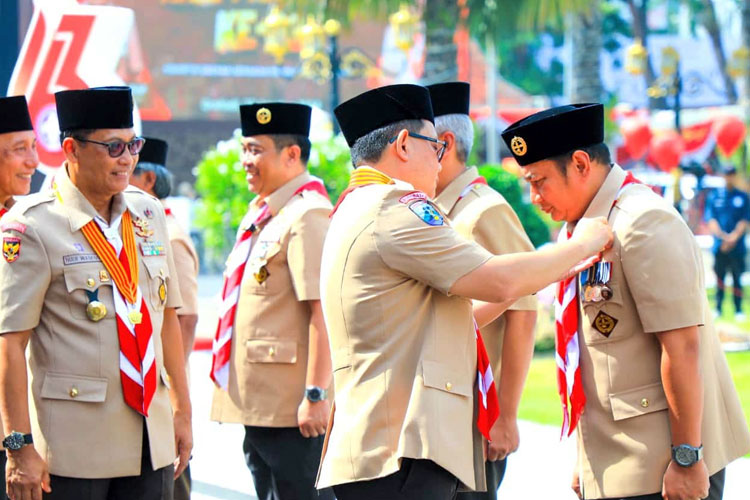 Kalaksa BPBD Jatim Gatot Soebroto saat menerima Penghargaan Brevet Kehormatan Brigade Penolong dari Kwarda Jatim, Selasa (27/8/2024). (Foto: Dok. BPBD Jatim)