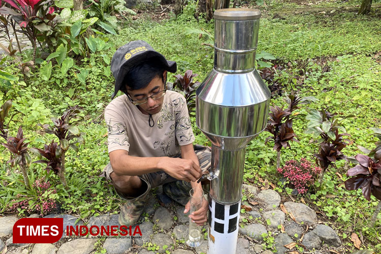 Masyarakat sedang memantau alat pantau curah hujan Ombrometer di Taman Kehati Raung, Dusun Sumberasih, Desa Sumberarum, Songgon. (Foto : Anggara Cahya/TIMES Indonesia)