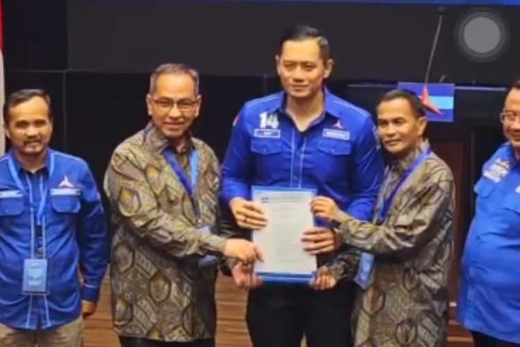 Pilkada 2024 Kota Tasikmalaya, Ivan Dicksan-Dede Muharam Terima SK dari Demokrat