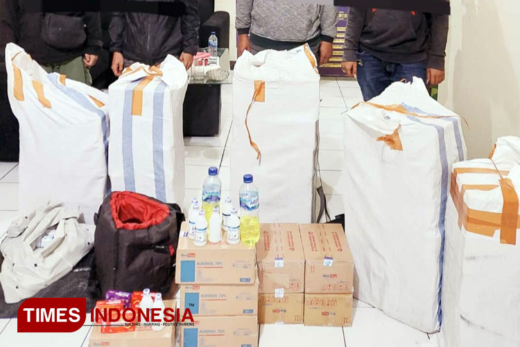 Ribuan botol alkohol saat diamankan di Mapolsek Leuwisari, Kabupaten Tasikmalaya, Jawa Barat, Sabtu (24/8/2024). (FOTO: Dok. Polsek Leuwisari for TIMES Indonesia)