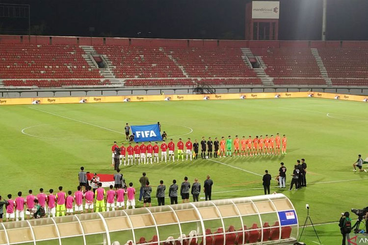 Timnas Indonesia U-17 kalah dengan skor 1-0 melawan Timnas India U-17 pada laga persahabatan di Stadion Kapten I Wayan Dipta, Kabupaten Gianyar, Bali, Selasa (27/8/2024). (FOTO: ANTARA/Dewa Ketut Sudiarta Wiguna)