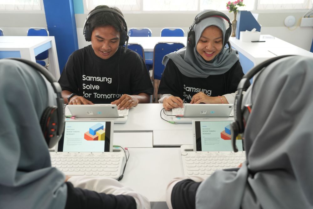 Para peserta Samsung Solve for Tomorrow 2024 diberikan sesi mentoring dan kelas AI di babak semi final. (FOTO: Istimewa)