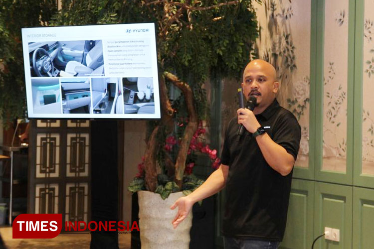 Head of Marketing Department Hyundai Motors Indonesia Ari Hermawan, menjelaskan fitur mobil listrik all-new KONA Electric, Rabu (28/8/2024).(Foto : Hamida Soetadji/TIMES Indonesia)