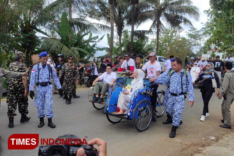 Dengan naik becak paslon Bupati dan Wakil Bupati Banjarnegara, dr Amalia Desiana dan Gus Wakhid Jumali Lc mendaftarkan diri ke KPUD Banjarnegara. (FOTO: Muchlas Hamidi/TIMES Indonesia)