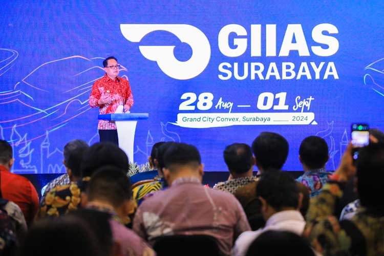 Pj Gubernur Adhy saat membuka pameran GAIKINDO Indonesia Internasional Auto Show (GIIAS) Surabaya 2024 di Grand City, Rabu (28/8/2024). (Foto: Dok. Humas Pemprov Jatim)