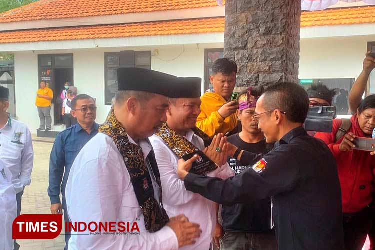 Daftar ke KPU, Harmonis dan Madiun Menyala Dikalungi Selendang Batik