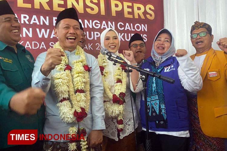 Konferensi pers calon Bupati Kudus dan calon Wakil Bupati Kudus dengan didampingi ketua partai pengusung usai mendaftar di KPU (FOTO: Ihza Fajar Azhari/TIMES Indonesia)