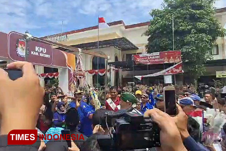 Pasangan-Deny-Widyanarko-dan-Mudawamah-a.jpg