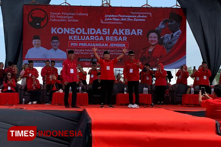 Pasangan Petahana Hendy-Firjaun dalam deklarasi akbar bersama PDI Perjuangan. (Foto: M. Abdul Basid/TIMES Indonesia)