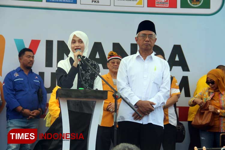 Pasangan-Vinanda-Prameswati-KH-Qowimuddin-Thoha-B.jpg