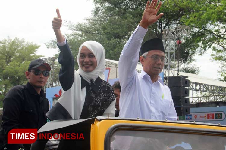 Pasangan Vinanda Prameswati-KH Qowimuddin Thoha saat akan mendaftar ke KPU Kota Kediri (foto : yobby/Times Indonesia)