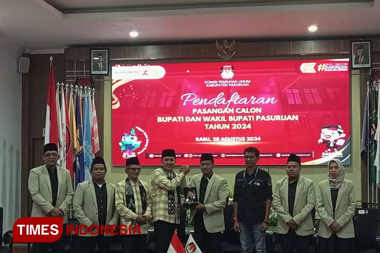 Jadi Yang Pertama, Paslon Mas Rusdi Dan Gus Shobih Daftar Ke KPU Kabupaten Pasuruan