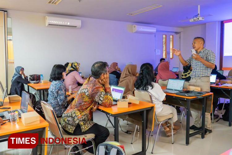 Prof Handoyo ketika memberikan materi di acara pelatihan yang diselenggarakan oleh Fikomm UMBY di Kampus UMBY (FOTO: AJP TIMES Indonesia)