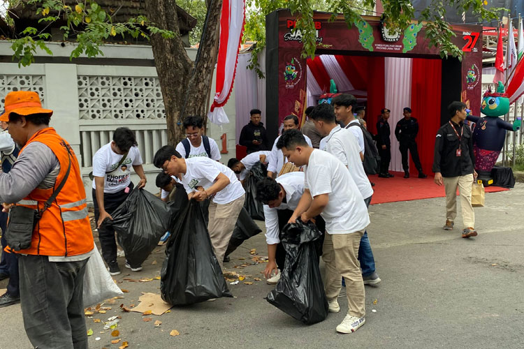 Relawan KIP Muda Inisiatif Bersihkan Sampah Usai Kawal Khofifah-Emil Daftar ke KPU Jatim