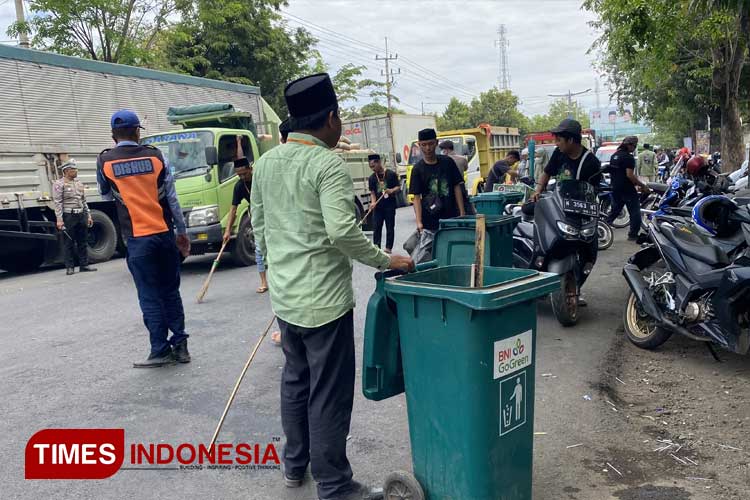 Usai Mendaftar ke KPU, Relawan Gus Haris-Ra Fahmi Punguti Sampah Sekitar KPU