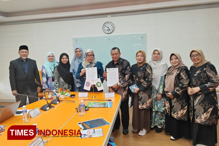 Foto bersama delegasi Prodi Magister Pendidikan Bahasa Indonesia Unisma Malang dengan Universiti Pendidikan Sultan Idris (UPSI) usai penandatanganan kerjasama. (FOTO: AJP TIMES Indonesia)