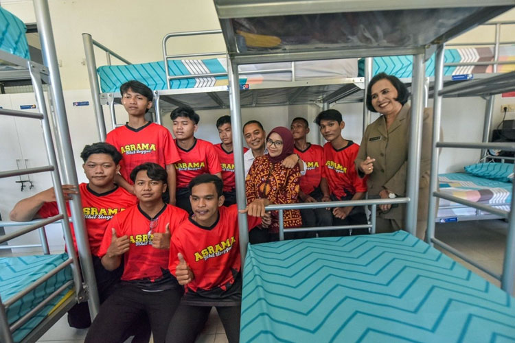 Wali Kota Surabaya Eri Cahyadi didampingi Ketua TP-PKK Rini Indriyani saat meninjau Asrama Bibit Unggul. (Foto: Dok. Humas Pemkot Surabaya)