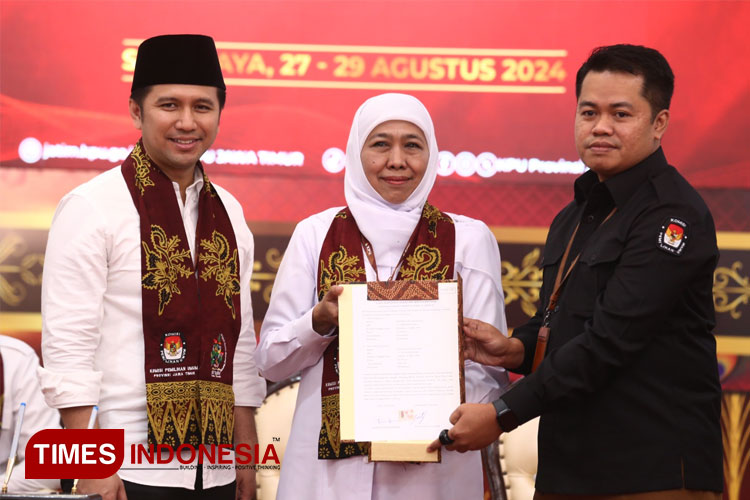 Cagub-Cawagub Jatim Khofifah Indar Parawansa dan Emil Dardak saat menyerahkan berkas pendaftaran ke KPU Jatim. (Foto: Dok.TIMES Indonesia)