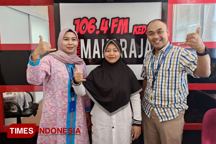Tim Penyuluh Kantor Pelayanan Pajak (KPP) Pratama Kediri, Antonius Atet Wiyono dan Dahniar Kusumastuti, berfoto bersama penyiar Radio Maharaja FM. (FOTO: AJP TIMES Indonesia)