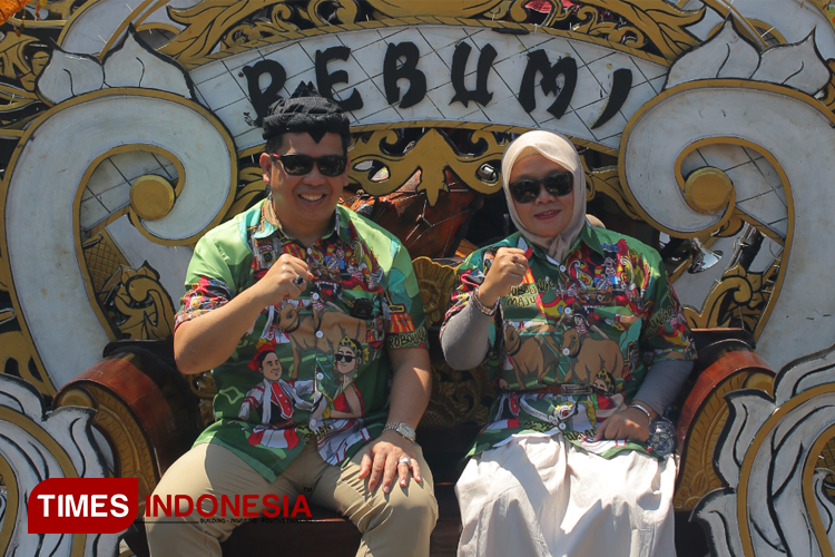 Dokter Aminuddin - Ina Buchori mengenakan Busana dengan simbol - simbol budaya khas Kota Probolinggo. (Foto : Sri Hartini/ TIMES Indonesia)