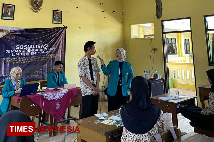 Mahasiswa KSM-E DPM FEB Unisma Malang gelar Sosialisasi Pentingnya Leadership dan Motivasi Belajar Siswa kepada siswa MA KH Hasyim Asy’ari Sutojayan Pakisaji. (FOTO: AJP TIMES Indonesia)