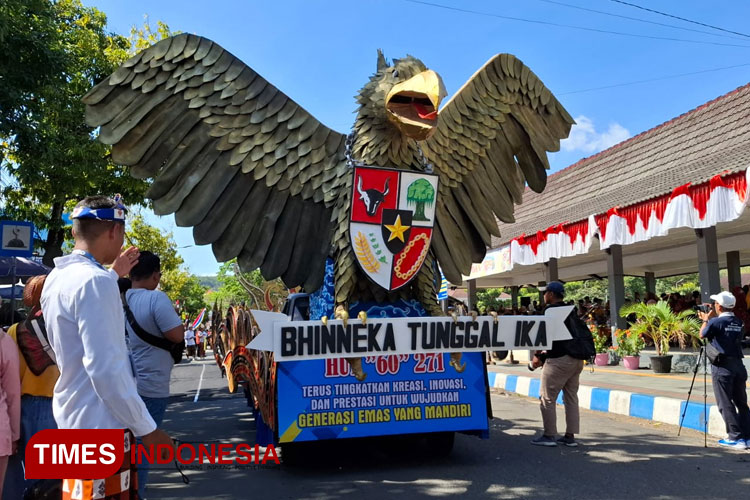 Maskot Karnaval HUT Ke 60 SMAN 1 Pacitan. (Foto: Rojihan/TIMES Indonesia)
