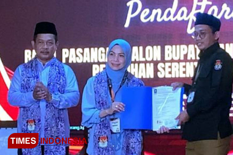Pasangan calon bupati Serang Zakiyah-Najib didampingi Wakil Ketua DPP PAN Yandri Susanto saat penyerahan berkas pendaftaran di KPU Kabupaten Serang. (Foto: Muhammad Uqel/TIMES Indonesia)