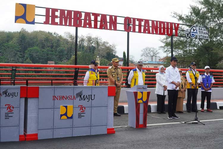 Presiden RI Jokowi Resmikan 22 Ruas Jalan Daerah dan 16 Jembatan Callender Hamilton di Banjar