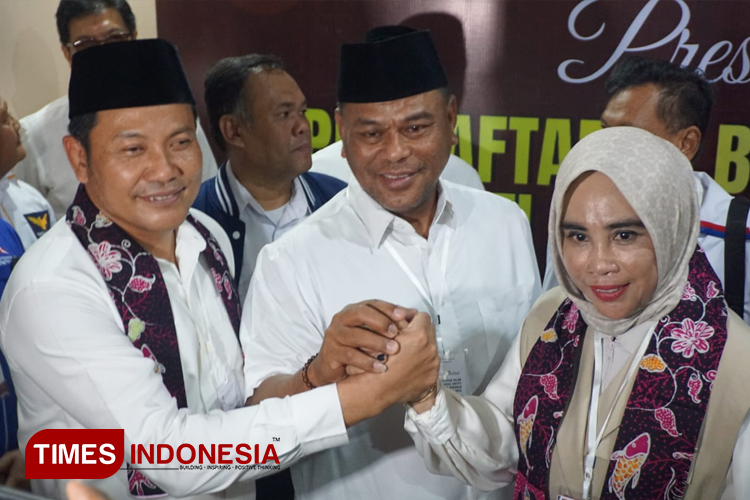 Calon Bupati dan Wakil Bupati H Subandi-Mimik Idayana saat mendaftar ke KPU Sidoarjo. (Foto: Rudi Mulya/ TIMES Indonesia)