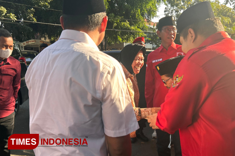 Mensos Tri Rismaharini saat tiba di Area Makam Sunan Bungkul Surabaya disambut Ketua PDI Perjuangan Surabaya Adi Sutarwijono, Kamis (29/8/2024). (Foto: Lely Yuana/TIMES Indonesia)