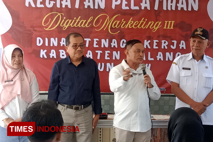 Yoyok Wardoyo Kepala Dinas Tenaga Kerja saat foto bersama dengan peserta dan Direktur SCOMPTEC saat penutupan pelatihan, Rabu (28/8/2024) di Rumah Aspirasi Desa Krebet Senggrong Bululawang Kabupaten Malang. (Foto: Slamet/TIMES Indonesia)