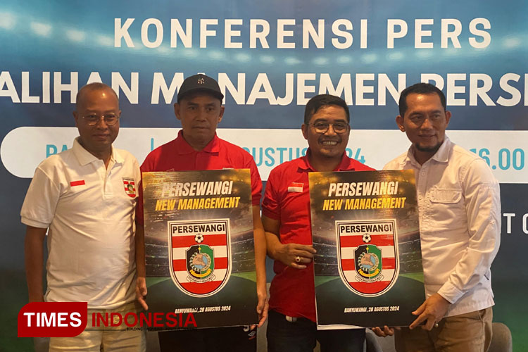 Handoko presiden klub baru Persewangi, bersama manajemen lama dan pelatih baru Persewangi. (FOTO: Fazar Dimas/TIMES Indonesia).