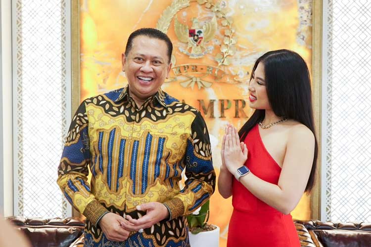 Ketua MPR RI Bambang Soesatyo bersama dengan finalis Miss Universe Indonesia asal Kepulauan Riau, Stella Vidyasari.