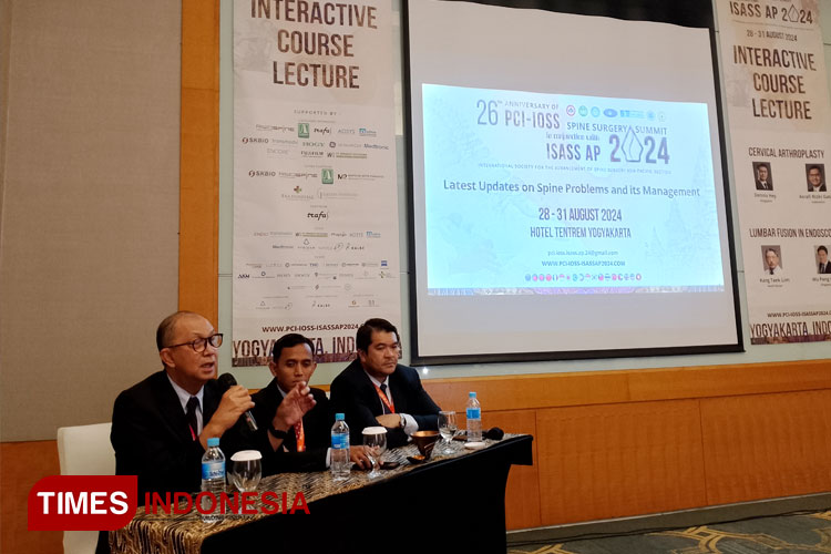Executive Chairman ISASS AP, Dr. dr. Luthfi Gatam saat memberikan saat press conference, bersama dr. Yudha Mathan Sakti, dan Presiden PCI-IOSS,Dr. dr. I Gusti Lanang A.W. (FOTO: Rahadian/ TIMES Indonesia)